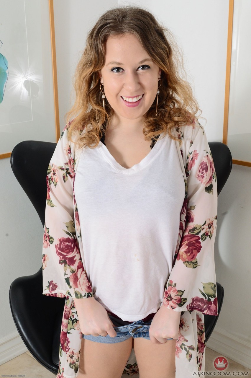 ブルック・ブリス、愛らしい巨尻素人、毛深い愛の穴を披露