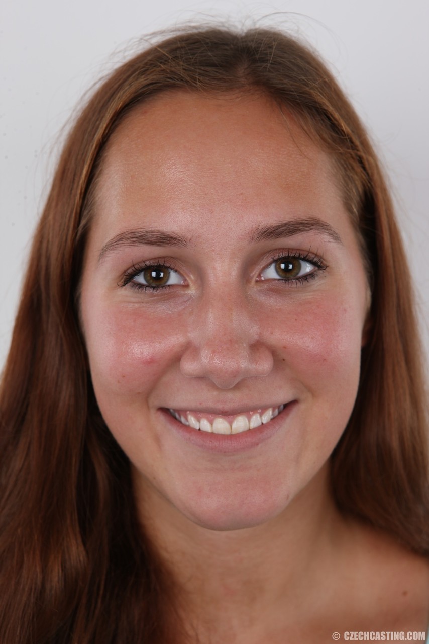 सुंदर चेहरे वाली सरका कास्टिंग के लिए नग्न होती है