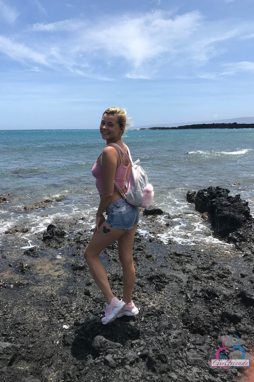 Amateur Girlfriend Carolina Sweets Flaunts Her Lovely Petite Body Outdoors