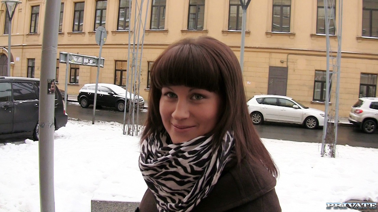 Faux Agent Russe Ramasse Et Baise Débutante Brune