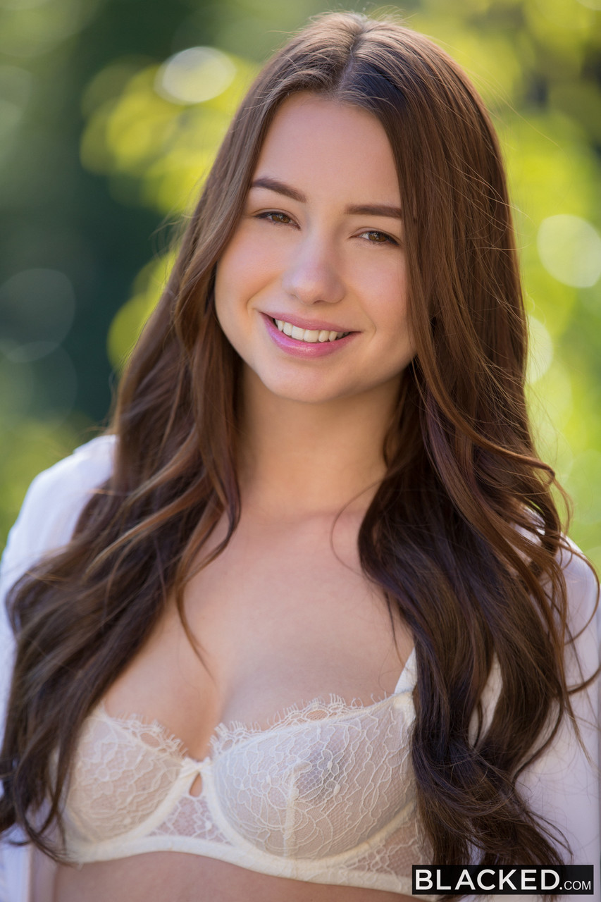 泰勒·桑兹的小胸屄被黑屌深深插入