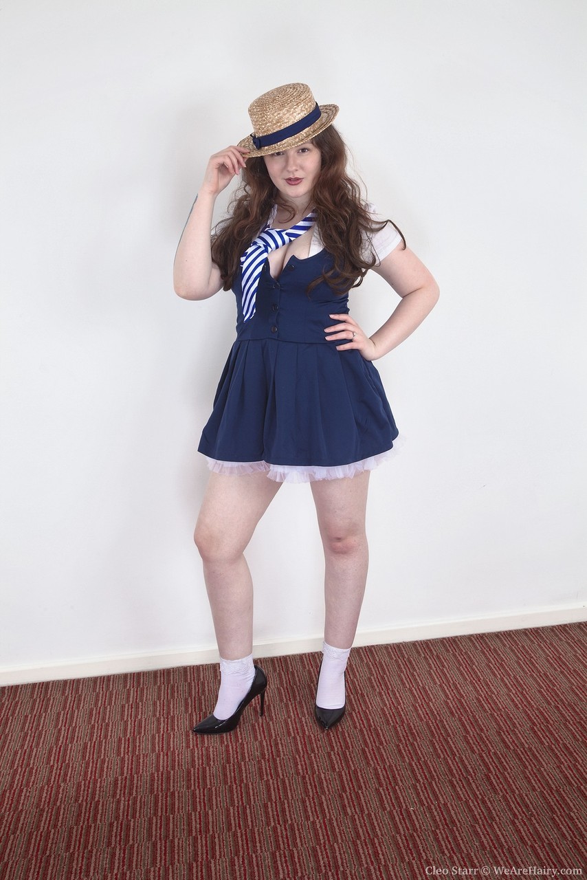 肉感素人 Cleo Starr がフリルソックスとヒールで毛深い茂みを披露