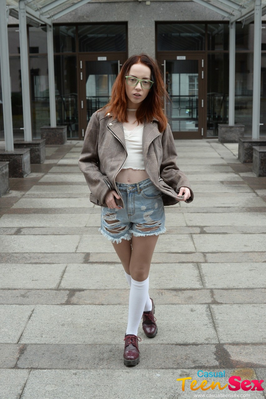 純粋な18歳のオタクロッティ・マグネがテーブルで深く犯される