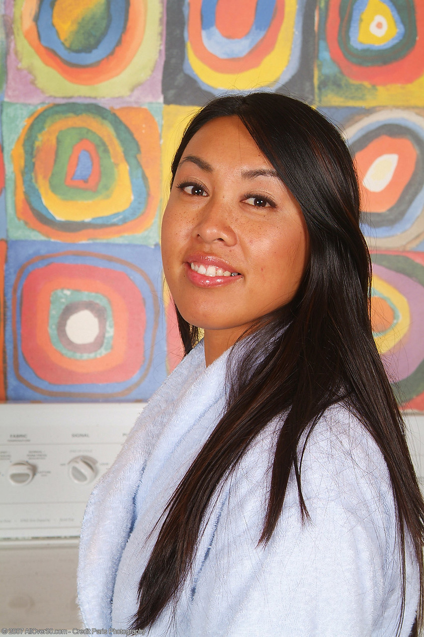 可爱业余熟女基拉脱下浴袍展现曲线