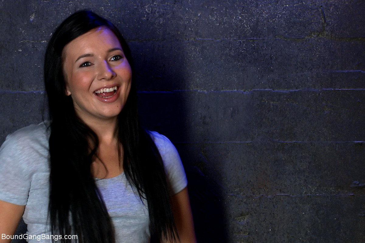 آشلي أوريون ذات الشعر الداكن تُطاردها الباندا في كل مكان