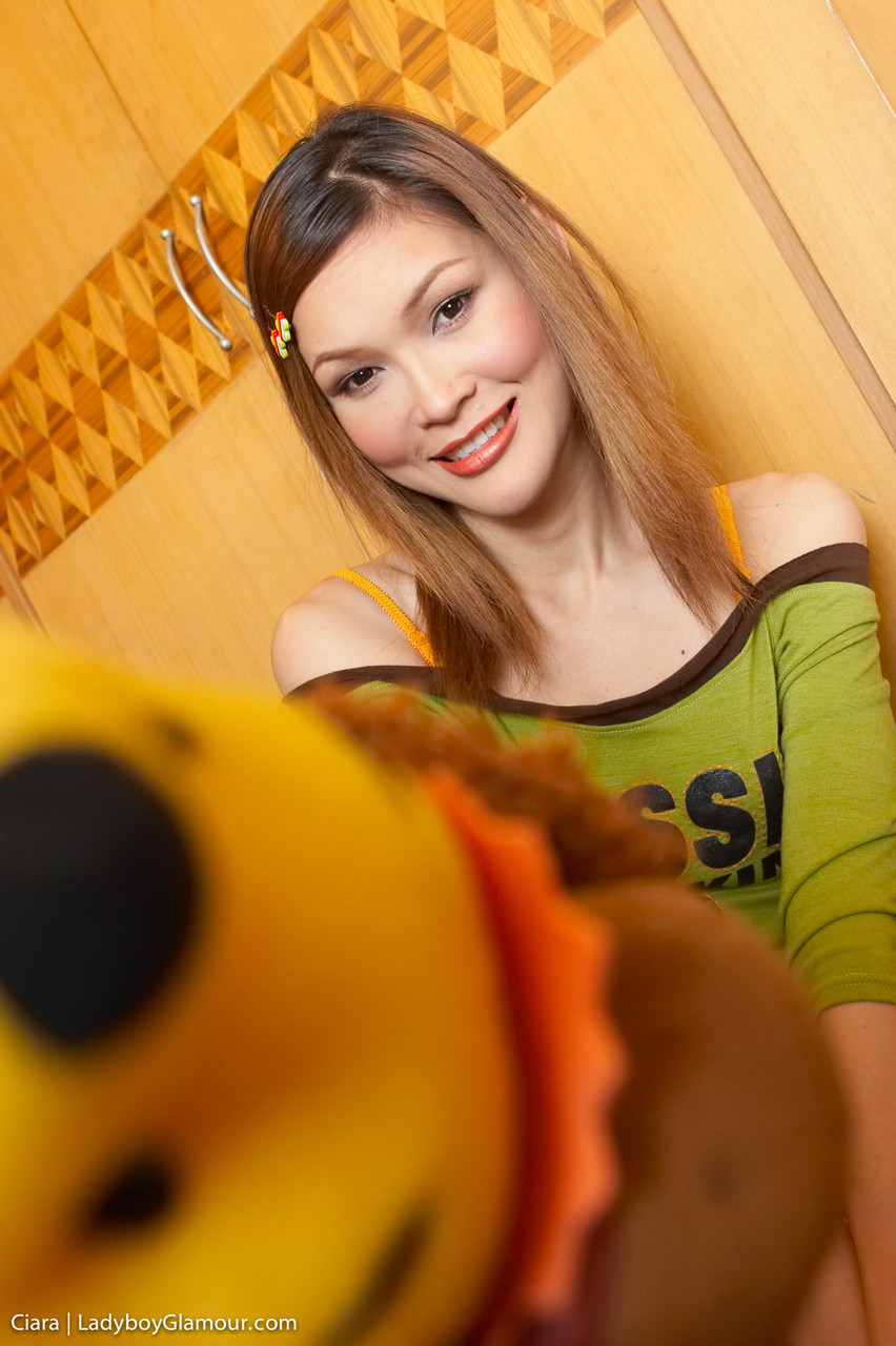 Ciara Enthüllt Ihre Kleinen Titten Und Ihren Warmen Schwanz Auf Dem Boden