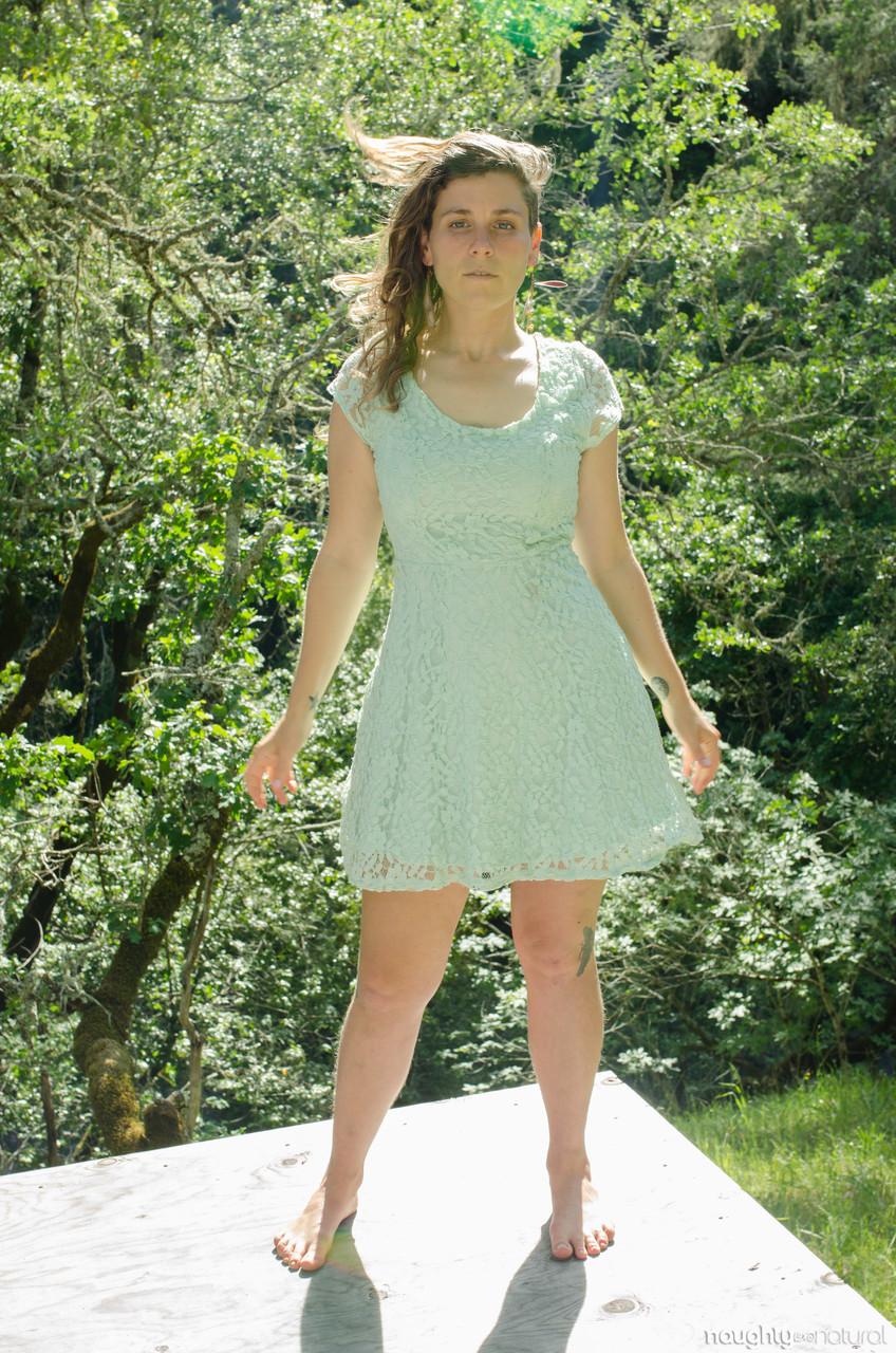 A Loira De Peitos Grandes Cookie Exibe Suas Curvas Naturais E Sua Buceta Peluda Ao Ar Livre