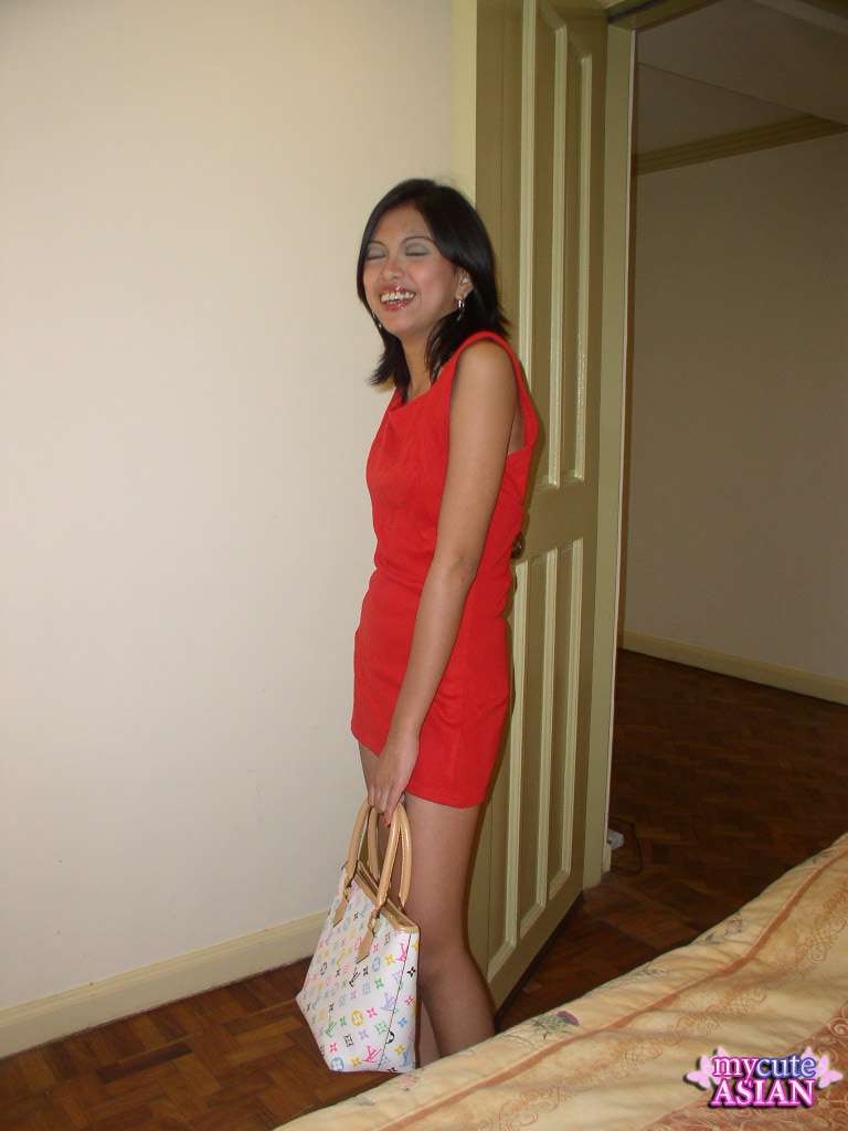 アジアの女の子が彼氏との主観映像セックス後に唇から精液を舐める