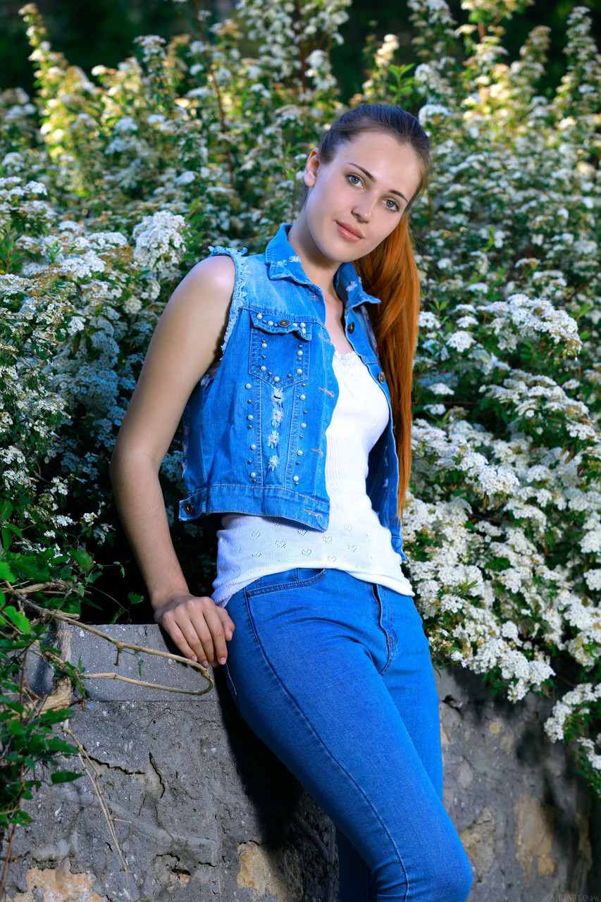 Hailey Drops Her Jeans and Flaunts Her Pussy Outdoors