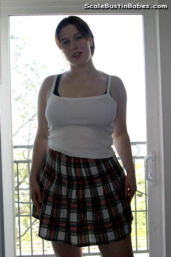 大屁股 voluptuous 业余罗文展示她的多汁甜瓜