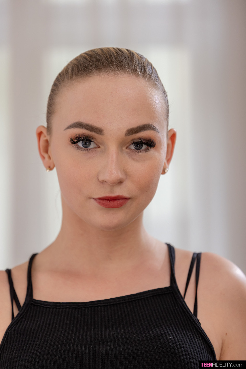 青少年色情明星Jenny Wild脱衣并穿着内裤和高跟鞋摆姿势