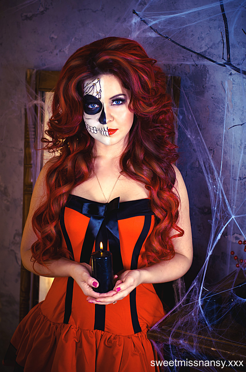 ذات الشعر الأحمر الهواة أليس اللذيذة تتباهى بمنحنياتها الساخنة في ليلة الهالوين