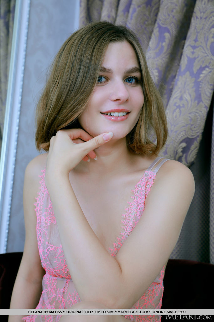 年轻美女海伦娜在镜子前欣赏自己同时完全脱光