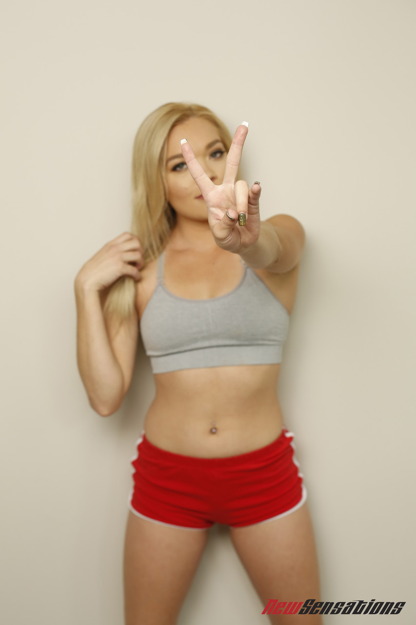 金髪美女ケイティ・クッシュの激しいハードコアセックスは彼女の大きなお尻に射精でフィニッシュ