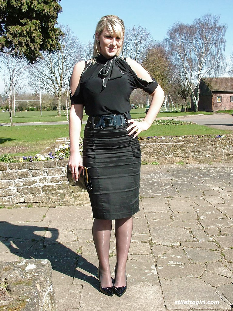 Outdoor Non Nude Posing By Sexy Babe Demi