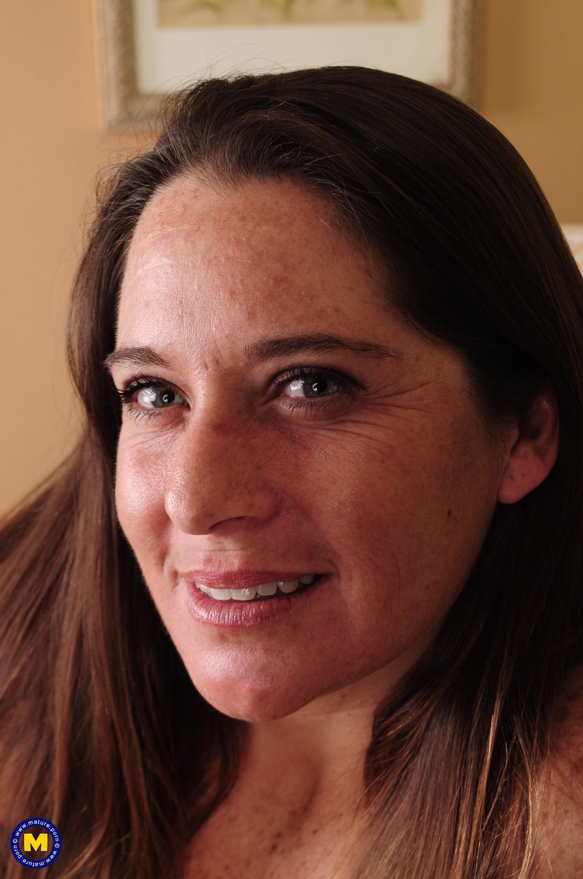 एमेच्योर एमआईएलएफ मेरी जे नंगी होकर अकेले चिकनी चूत से खेलती है