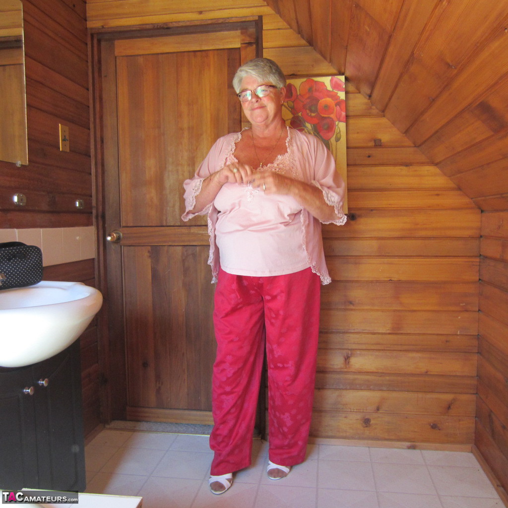 Короткие Седые Волосы Няня Стриптиз Большие Сиськи Попка Непослушная