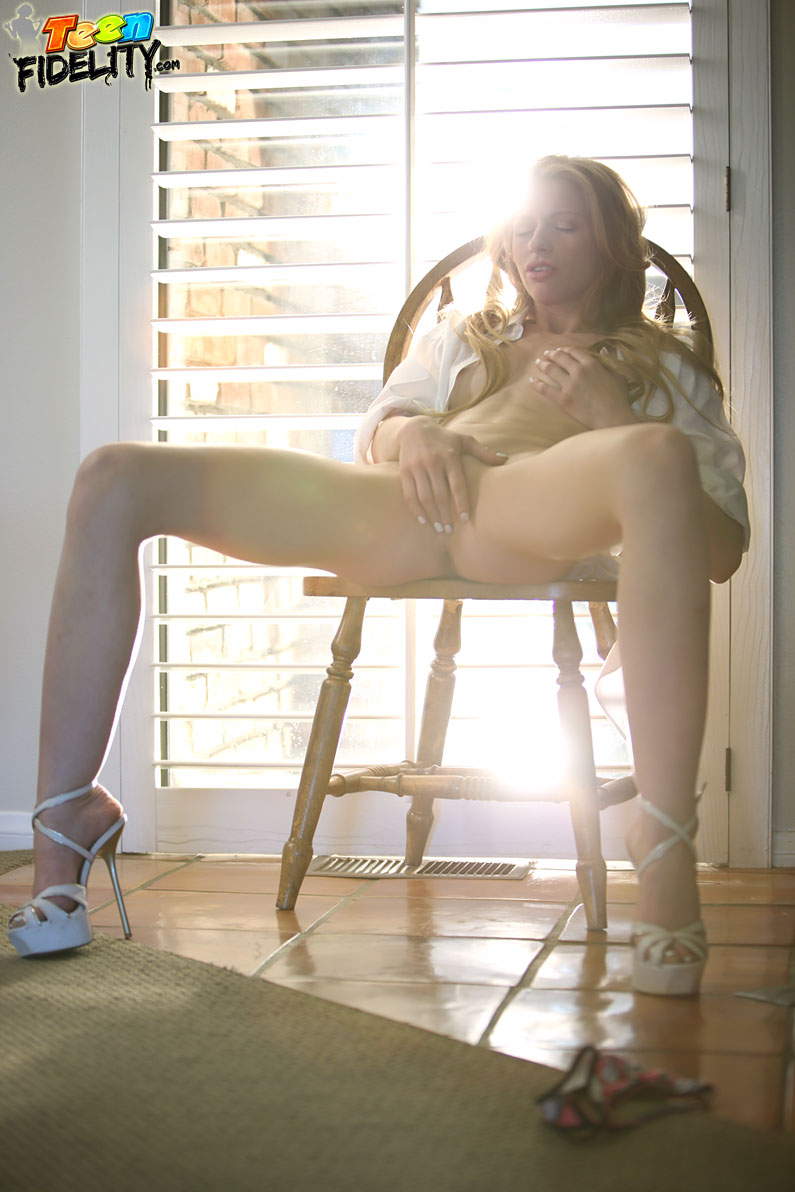 饥渴瘦女孩按摩后需要激烈性爱