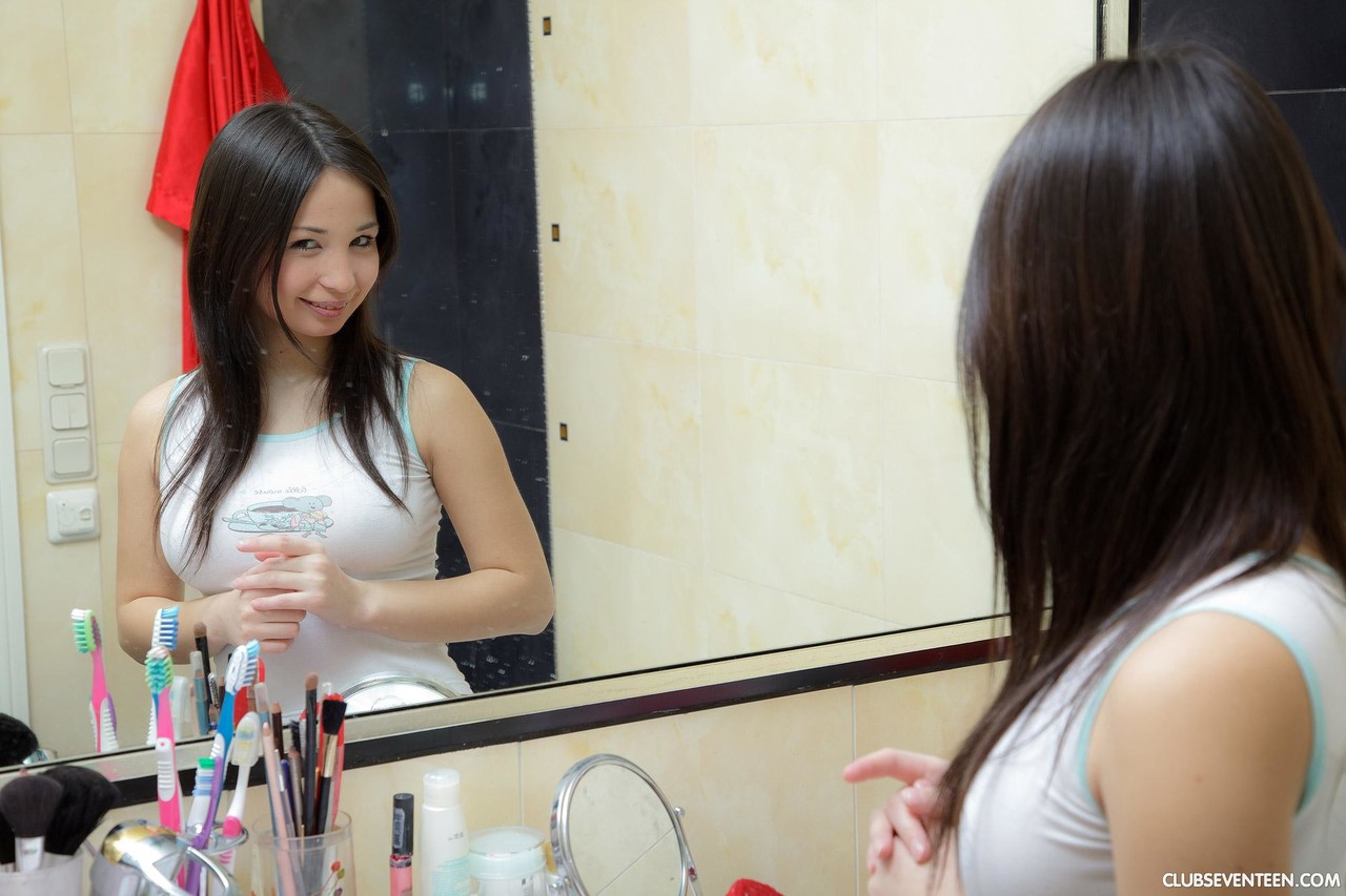 क्लब सेवेंटीन प्रस्तुत करता है मारिज्जा नग्न गैलरी