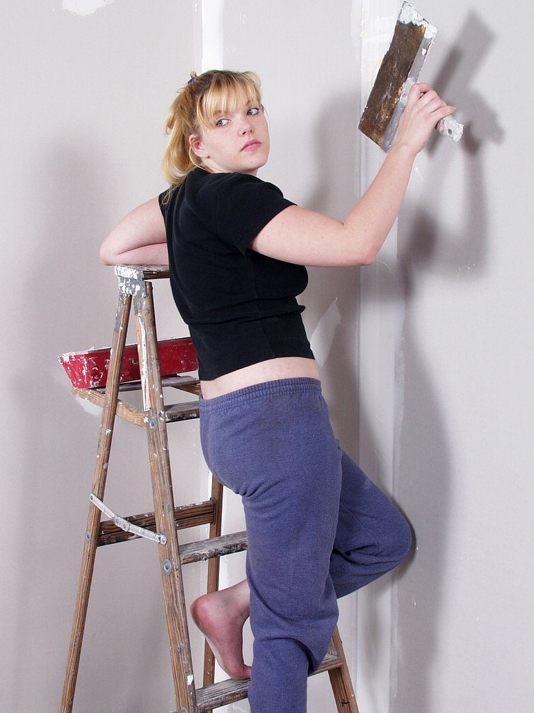 素人左官職人のリンダが嫌な年配の同僚に脱がされて犯される