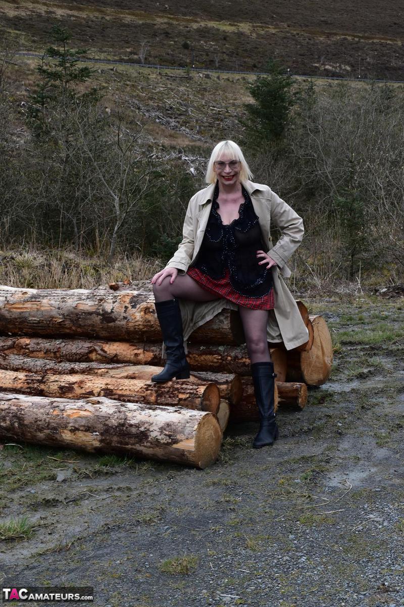 金发芭比荡妇在溪边脱光至黑色长靴