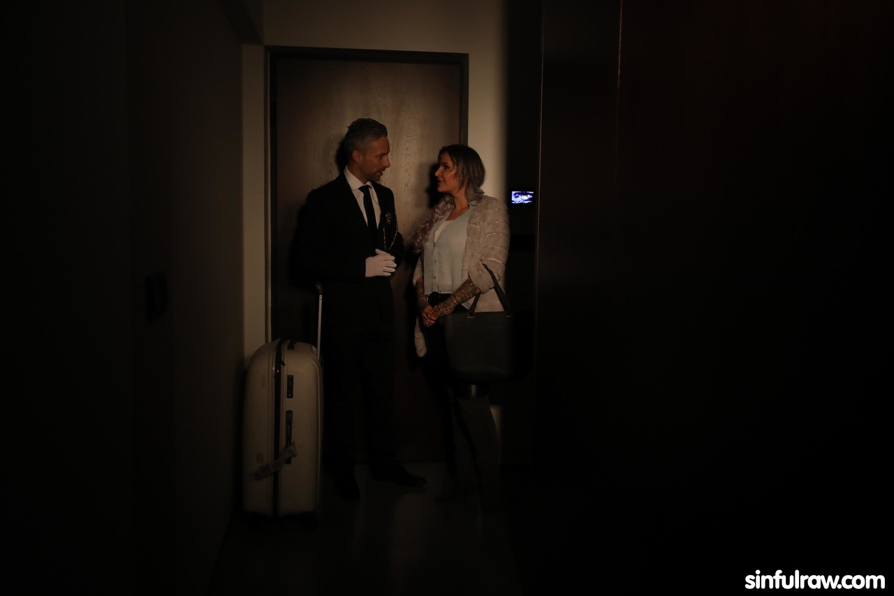 बड़े स्तनों वाली मिल्फ़ एलेक्सा वाइस अपनी घुमावदार गांड दिखाती है और कठिन लंड पर सवारी करती है