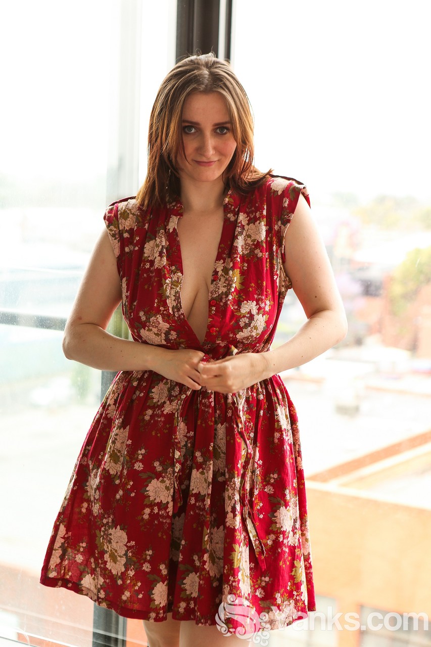 大胆なアマチュアのブラネットのエイリンウォーカーは、太陽ドレスを脱いで、ふくよかなおまんこを指で弄ぶ