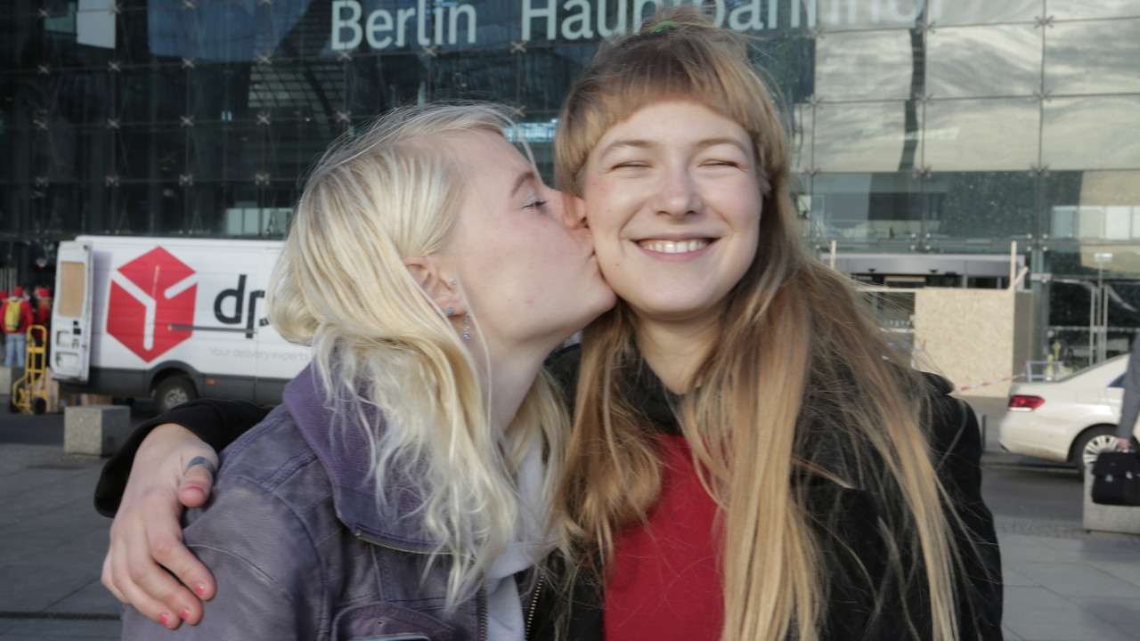 Amatrices Sexy Montrent Leurs Seins En Public Et S'Ébattent À Demi Nues Dans Le Train