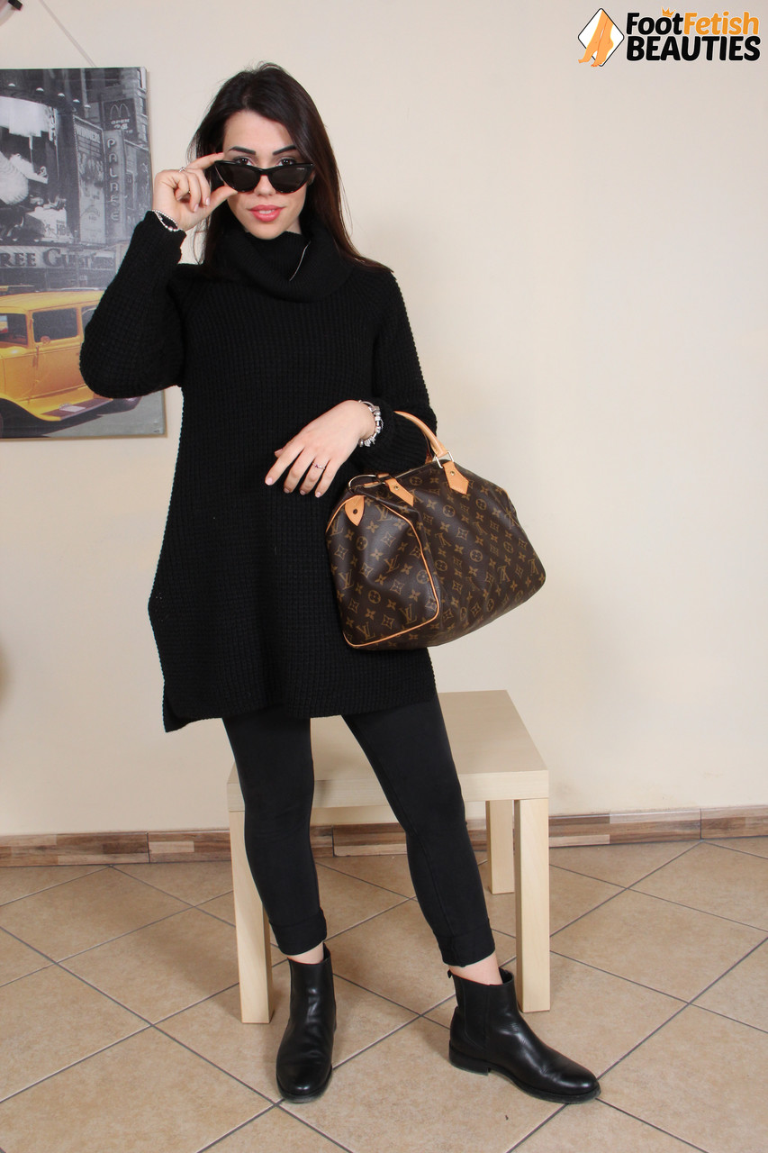 पेट्रा अपने सुंदर पैर दिखाने के लिए जूते और मोजे उतारती है