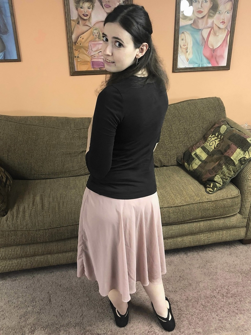 セクシーな茶髪美女クロエ・フェイの主観フェラチオと全裸ストリップ