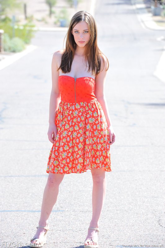 فتاة بنت شعرها بني تظهر بملابس داخلية مخفية على الشارع وتمارس الجنس بشكل عنيف مع المهبل الأصلع