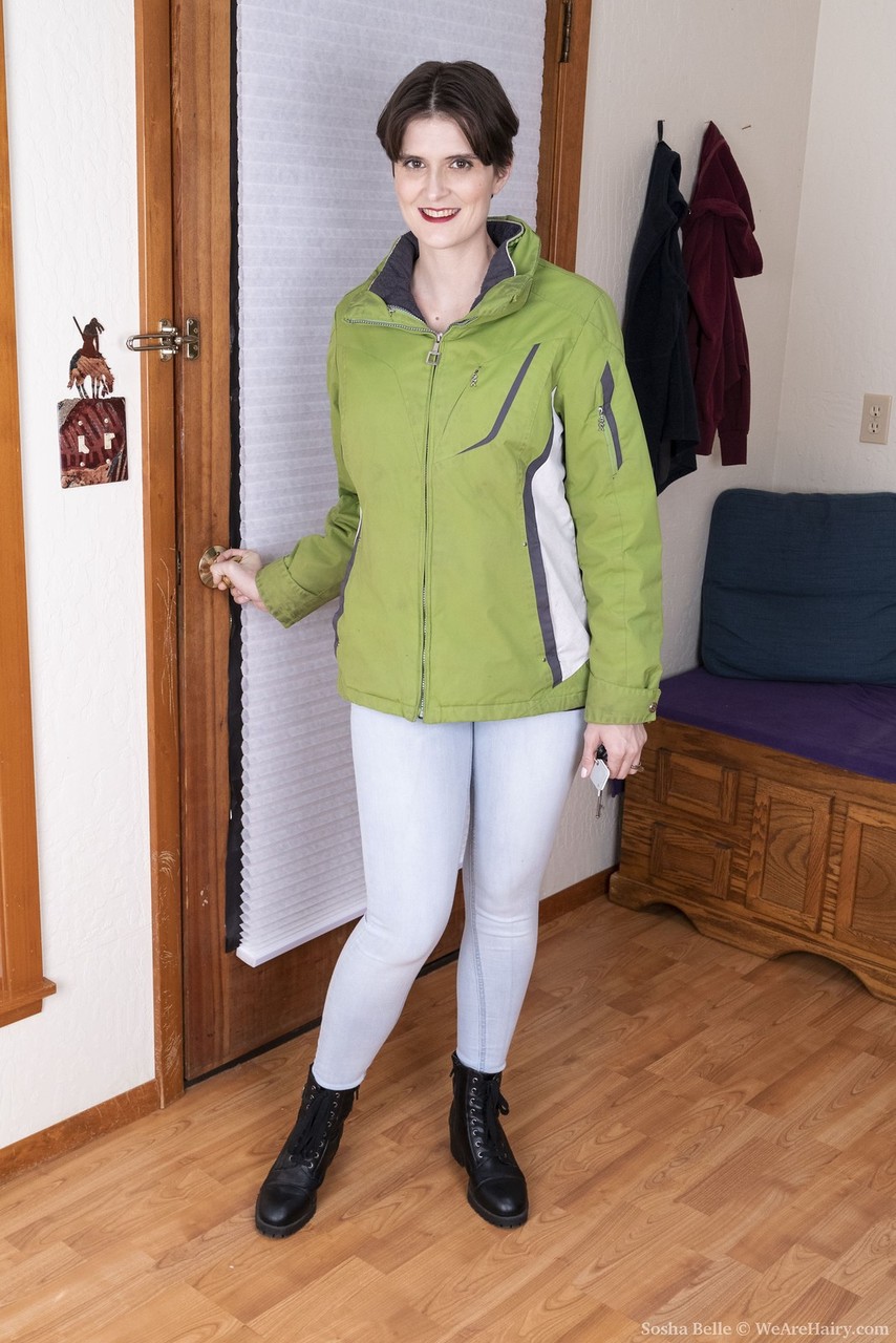 Sosha Belle: Amateur Chick Reveals Hairy Underarms And Bush While Undressing