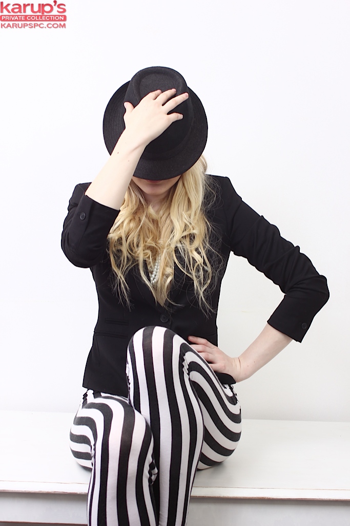 Blonde Amateur Bella Lei Posing Seductively in Black Hat