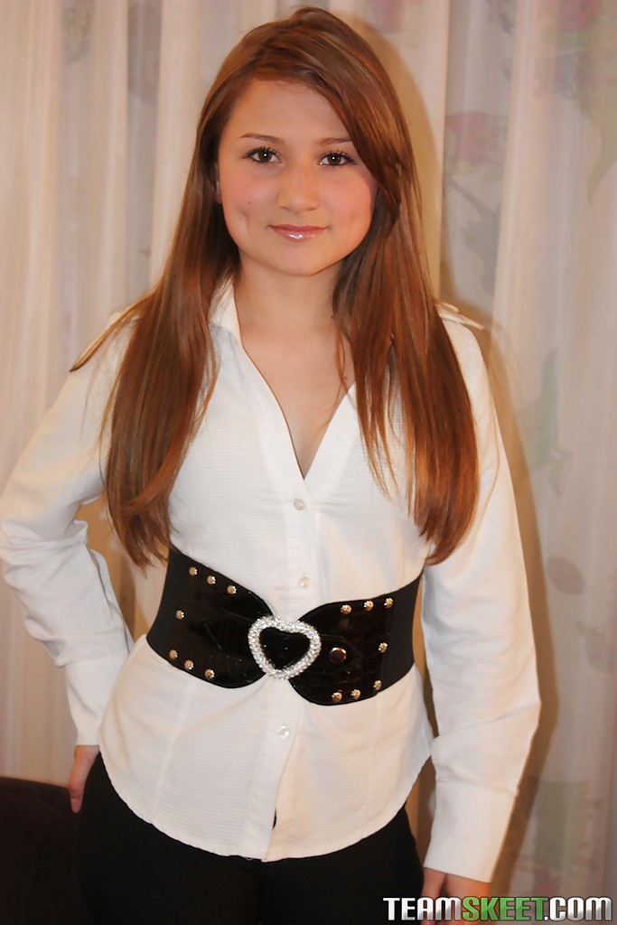 Latina-Schönheit Angee Ariza Zeigt Kleine Brüste Im Heißen BH