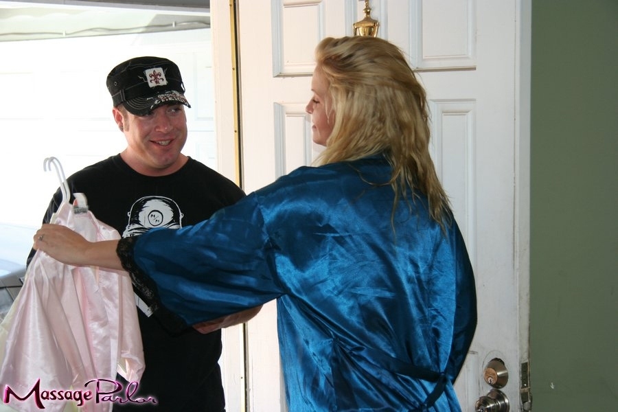 松弛的红脖子洗衣店老板在69按摩中被索菲娅清理管道