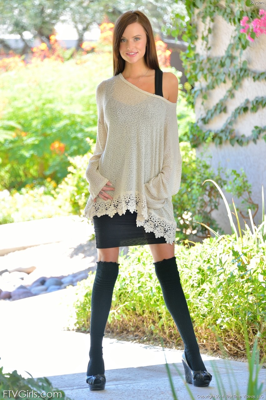 Gorgeous Brunette Babe Jayden Reveals Small Ass And Small Tits