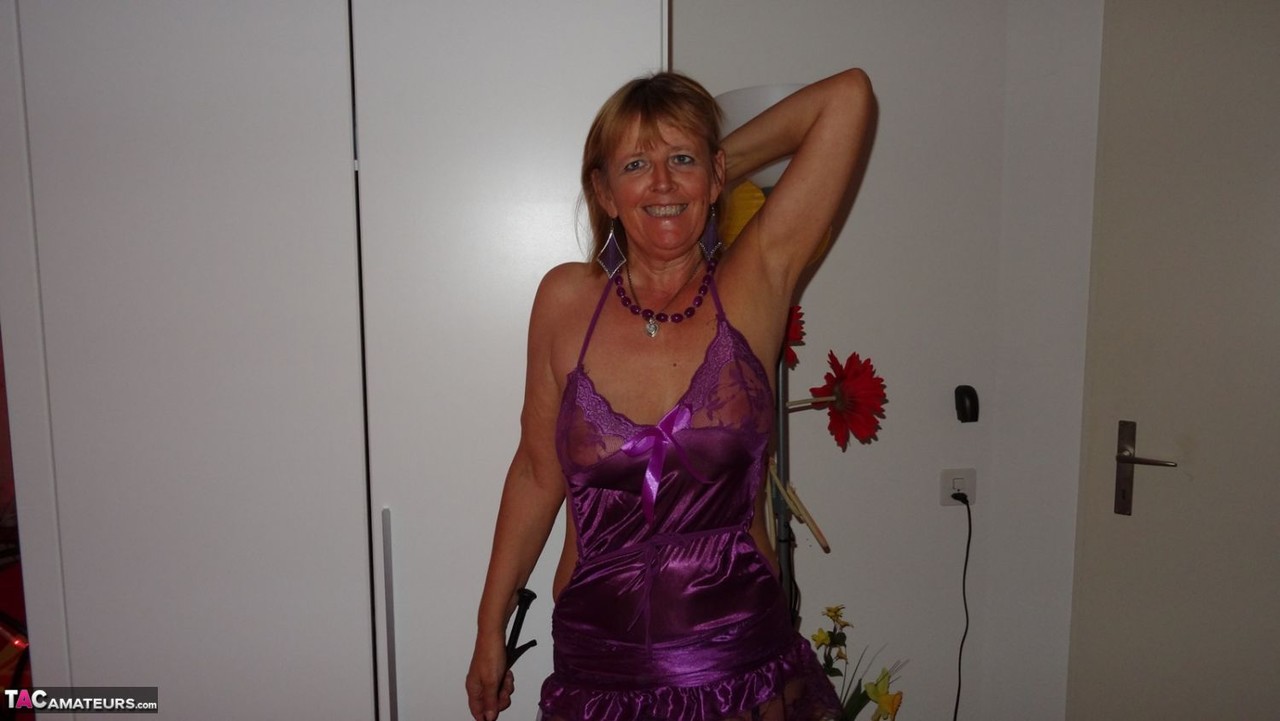 الجذابة نان ابي روبرتس تسلخ ملابس النوم القطنية والحذاء ذو الكعب العالي لتصبح عارية