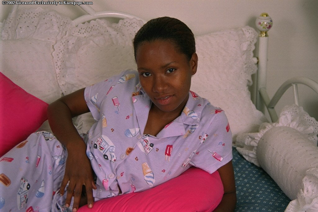 Joven Ébano Desnuda Dazy Jugando Con Sus Grandes Tetas