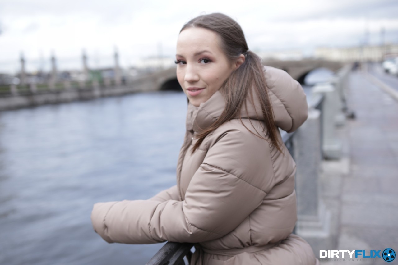 ケイト・クイン、ポニーテールのブルネットティーン、小さな胸を見せて肉棒に跨る