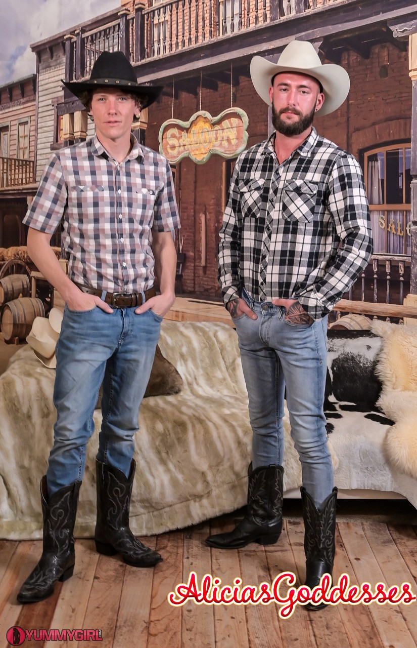 高身長熟女ソフィー・マリーが三人のカウボーイを熱いフォーサムでフェラ