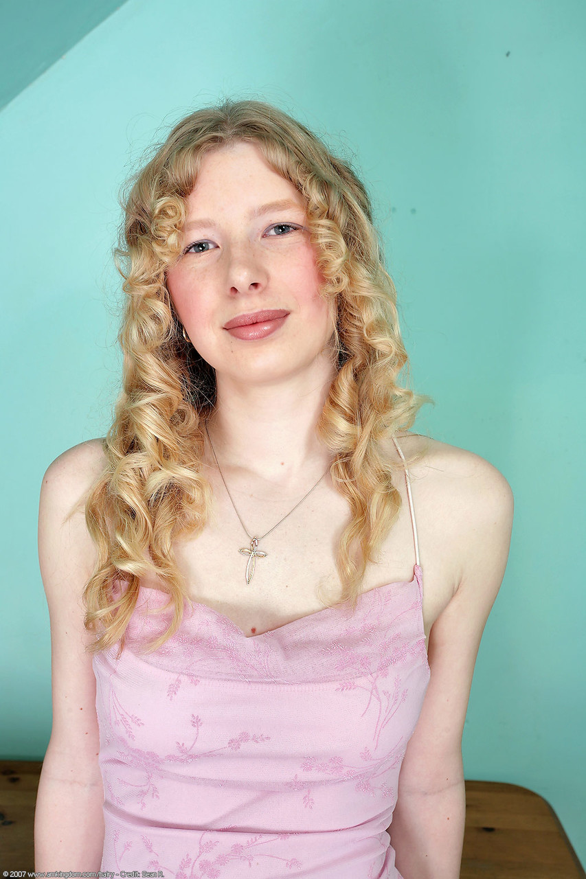 Adolescente Amateur Amelia Muestra Su Pelo Rizado, Coño Peludo Y Gran Culo