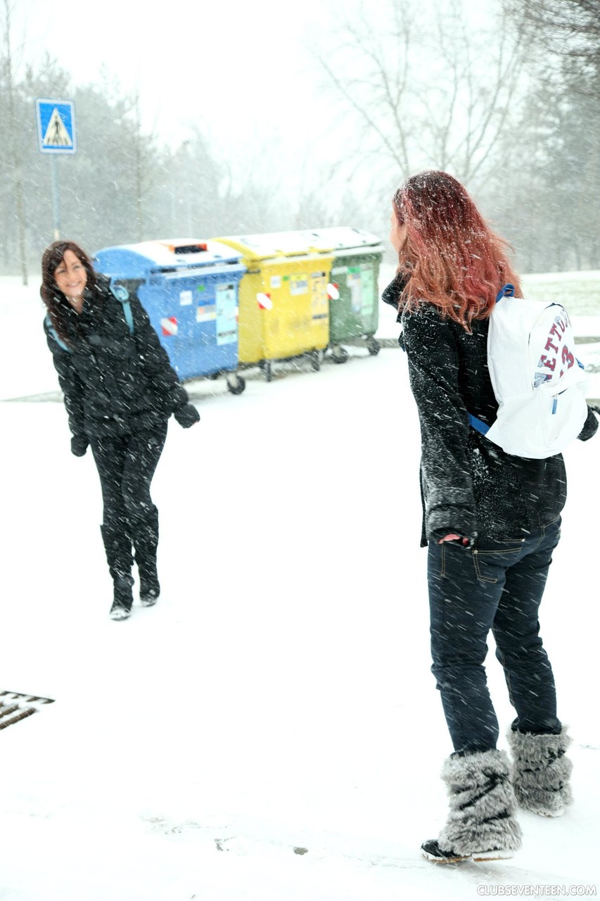 Klara C と Tess C のホット Club Seventeen 画像