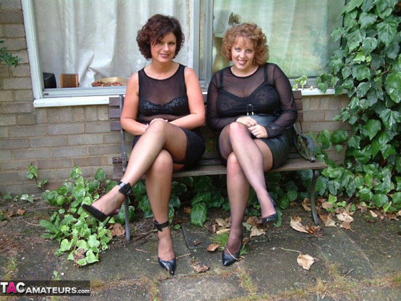 Пышная Клэр И Подруга Раздеваются До Белья Перед Мужчиной