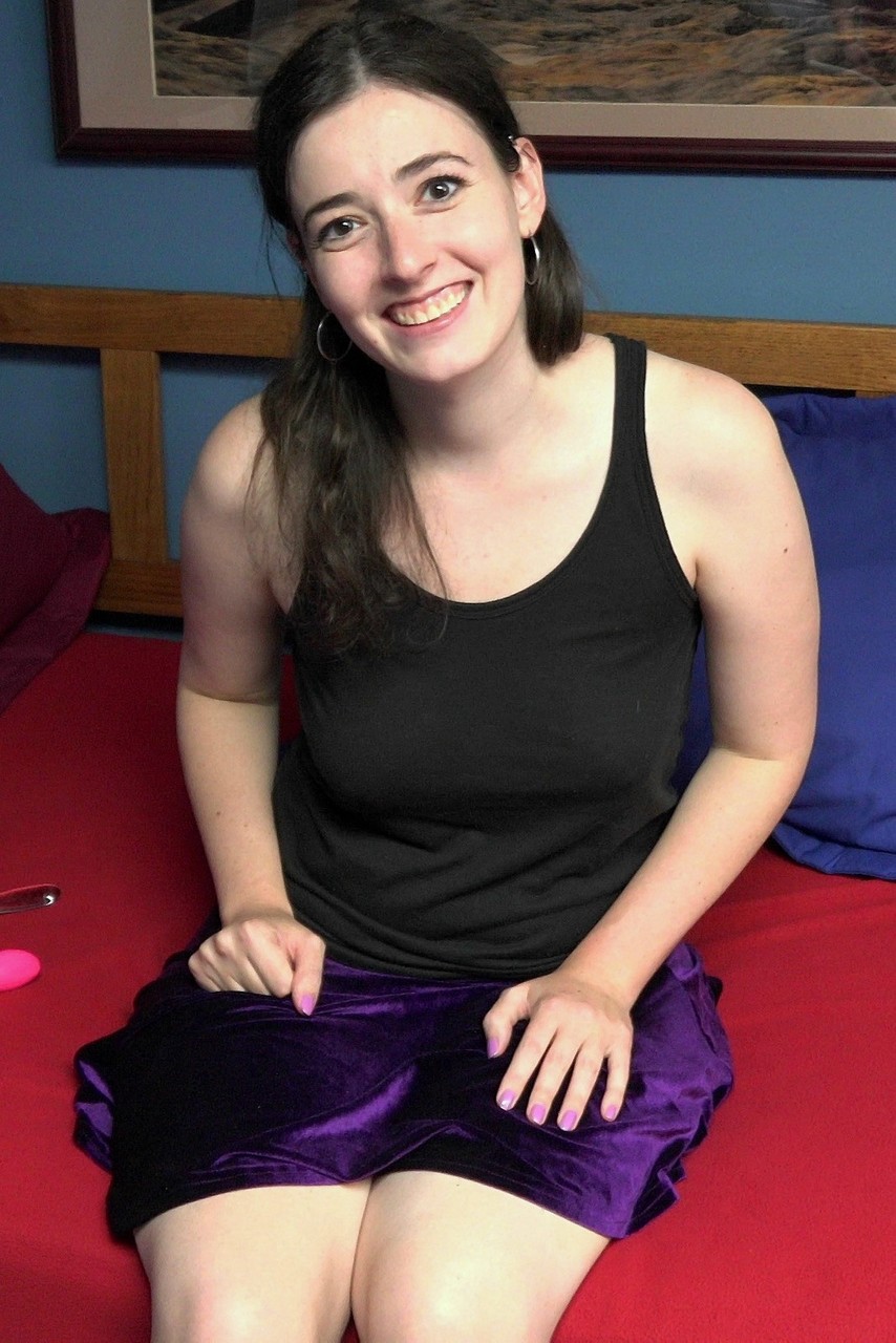 च्लोए फेय अपने पैर फैलाती है और दो खिलौनों के साथ हस्तमैथुन करती है