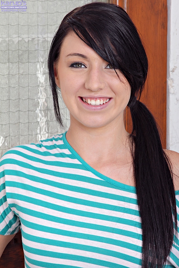 笑顔の女性がへそを_OPENして服を脱いで、彼女の尻コキを披露する