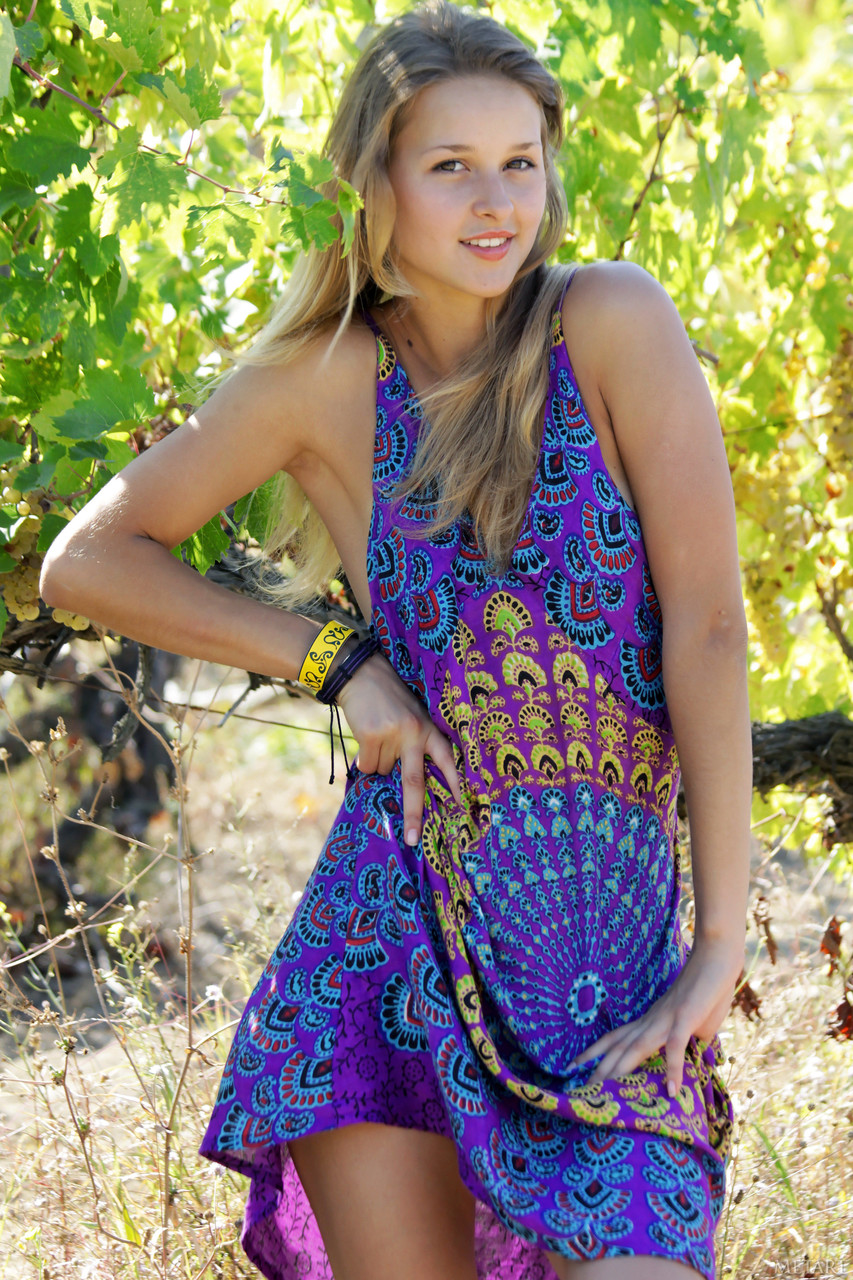 Toxic A がワインヤードでドレスを脱ぎ裸でポーズ