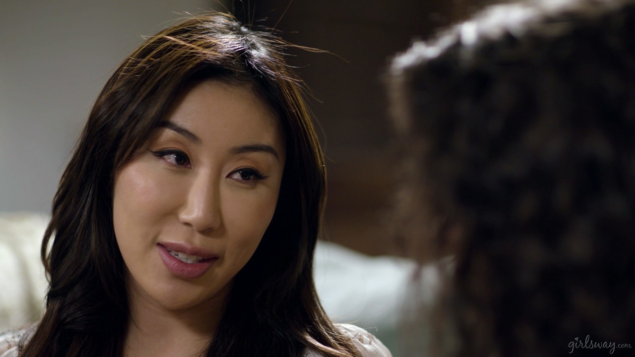 ニコール・ドシとヴィクトリア・ヴォックスが熱いレズ行為で