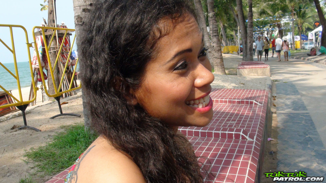 泰裔女友性感微笑 全裸 天然美乳 剃毛私处