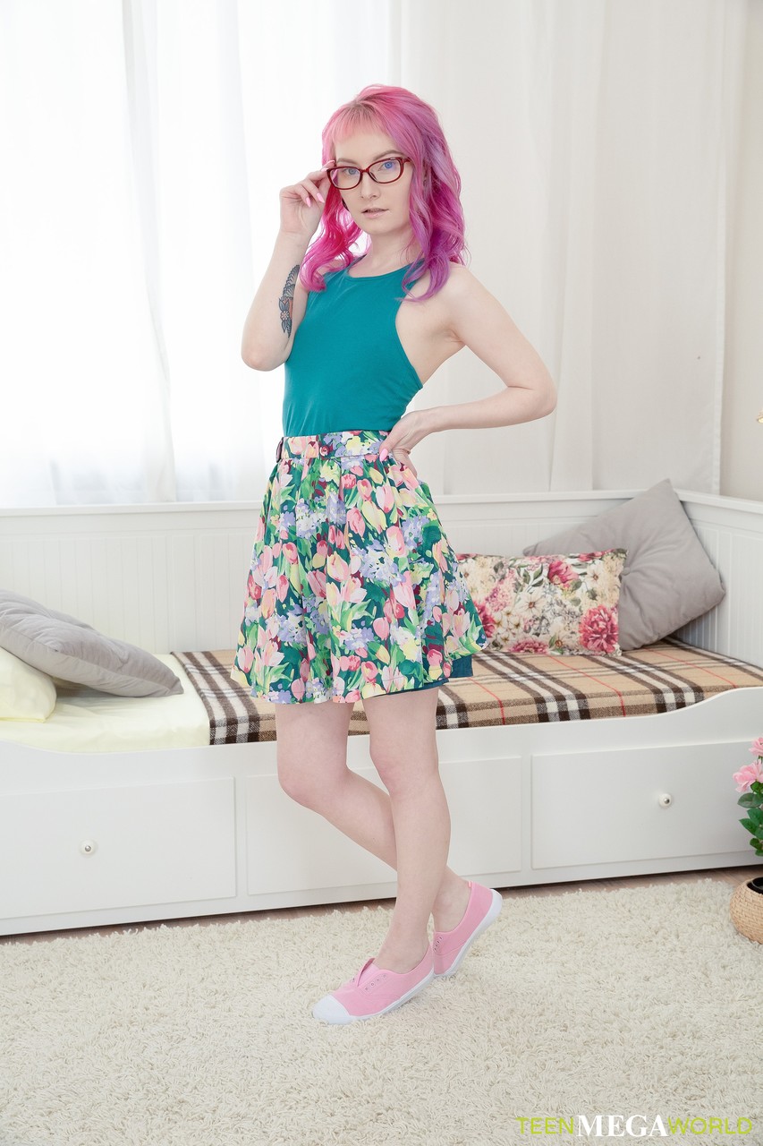 विदेशी लोमड़ी गुलाबी बाल किशोर गुदा चुदाई और चश्मे पर वीर्य