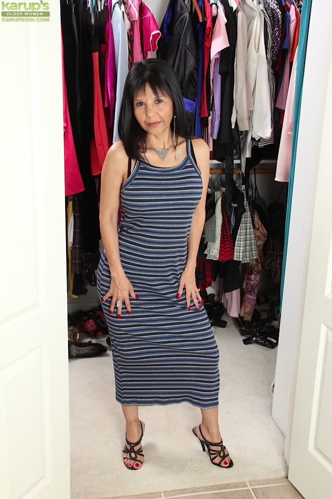 成熟的妈妈Marcy Darling 在准备晚餐时张开了家庭主妇的屄